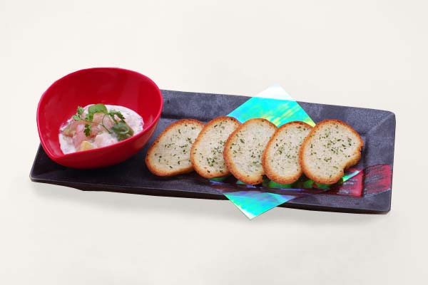 甘えびとアボガドのタルタルガーリックトースト添え